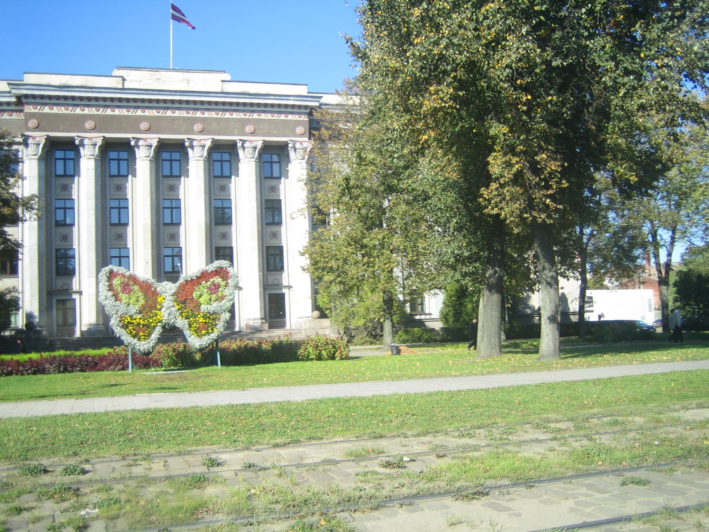 N/A (Floral sculpture)