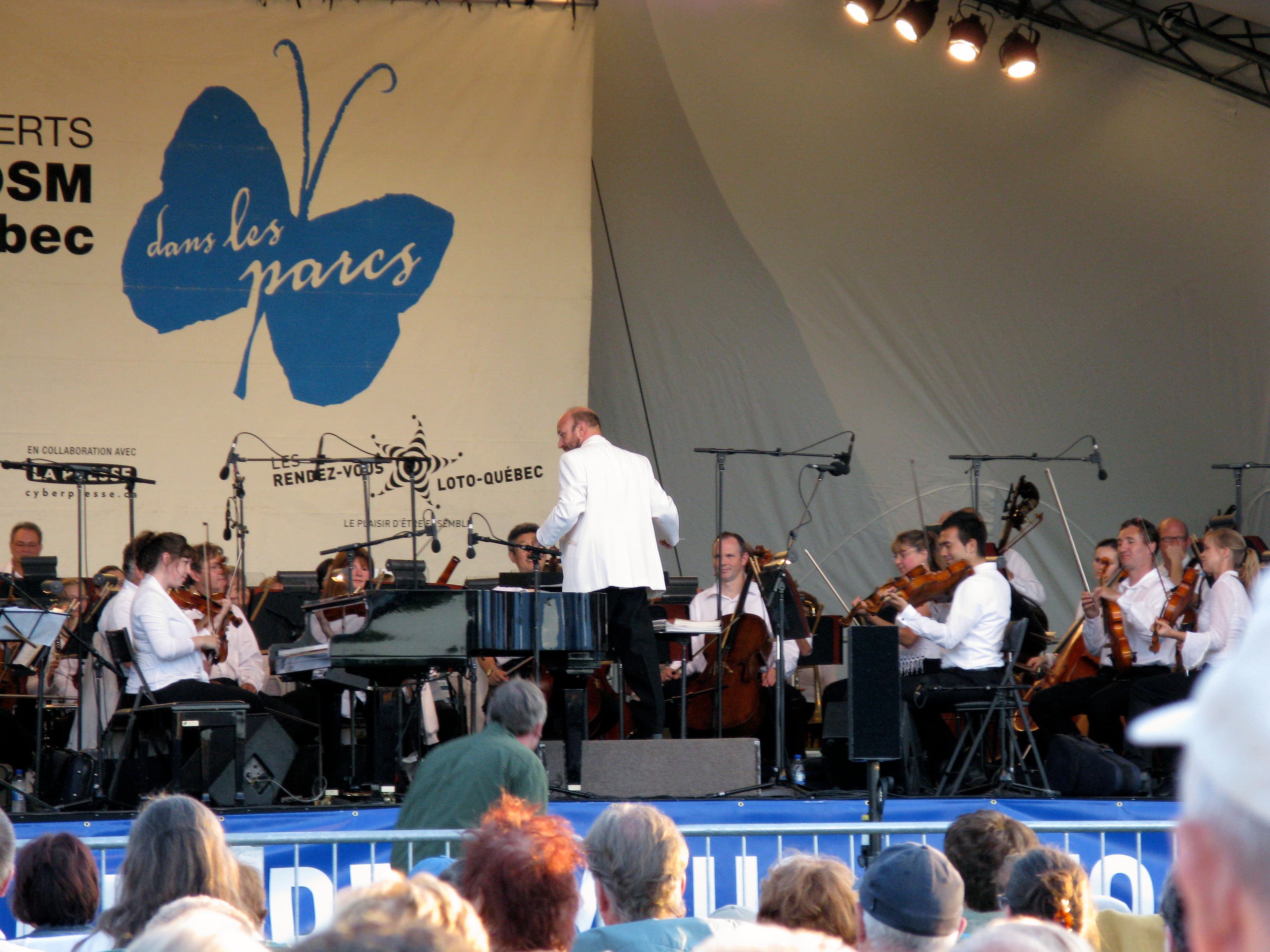 N/A (Image depicts a concert, not a butterfly)