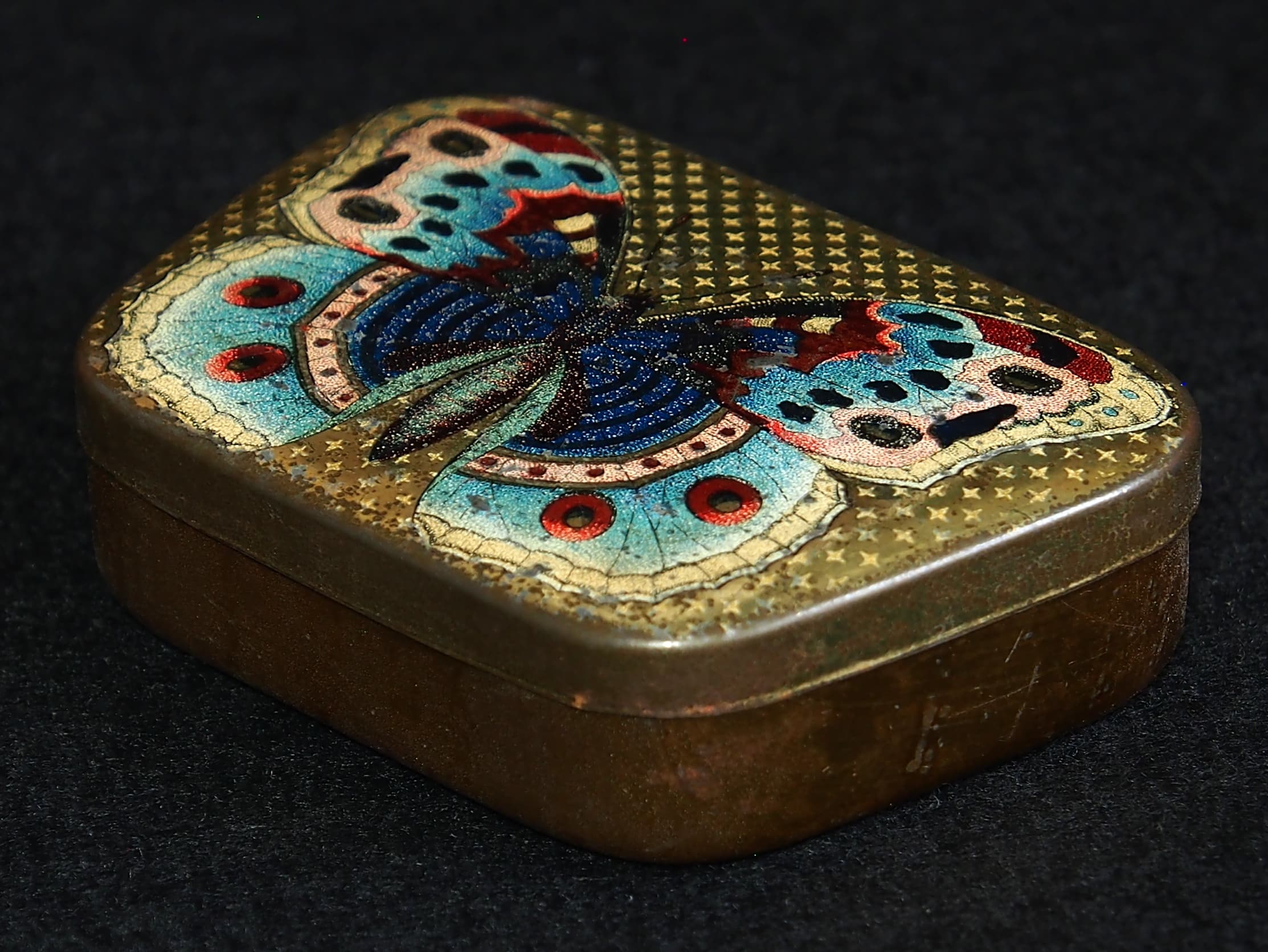 N/A (Illustration on tin box)